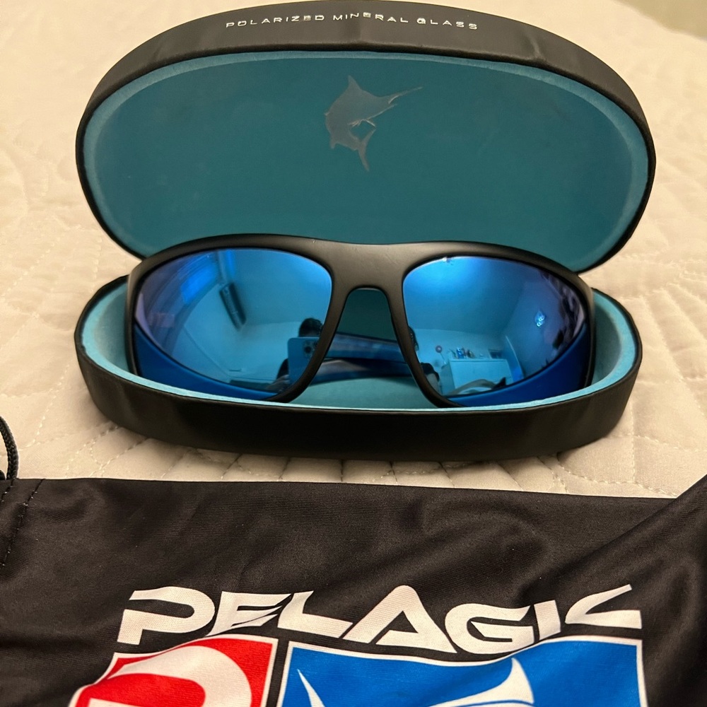 Pelagic Sunglasses in Black